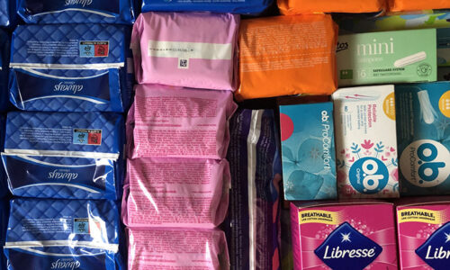 Verdeelstation Koarnjum helpt in strijd tegen menstruatie-armoede
