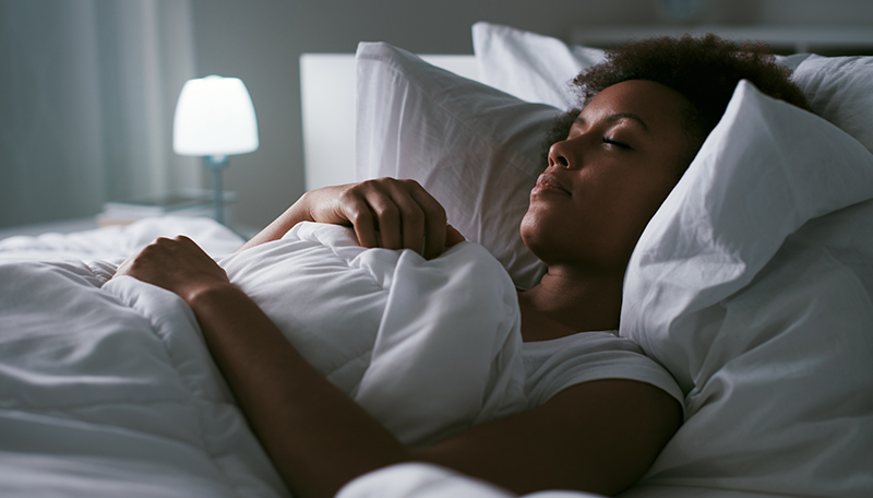 Rechtop slapen kan helpen bij maagzuur tijdens de overgang