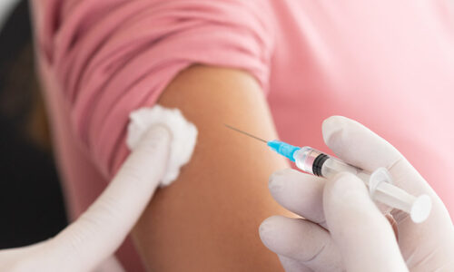 Lareb doet nieuw onderzoek naar menstruatiestoornissen na coronavaccinatie